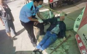 高溫酷暑下，一位老人暈倒在牟家壩鎮(zhèn)某路邊，疑似中暑縮略圖