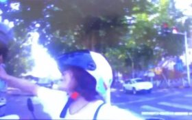 拘留10天！女子駕車(chē)不佩戴頭盔＋阻礙民警執(zhí)法被拘留縮略圖