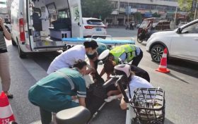 漢中交警一大隊警醫(yī)合作迅速救助事故傷員縮略圖