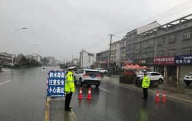漢中交警：雨中“警”，風中“情”，天漢暢通讓您平安出行縮略圖