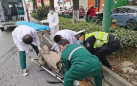 老人路邊摔倒 漢中交警:“我在這里陪著您”縮略圖