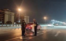 汽車沒油拋錨橋面，漢中交警蜀黍推車施救!縮略圖