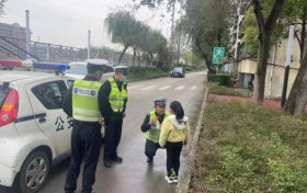 小女孩貪玩偷跑迷路 細心交警助其尋母縮略圖