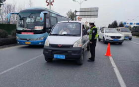 春節(jié)前夕，漢中交警一大隊疏堵保暢時刻在線，守護平安團圓路縮略圖
