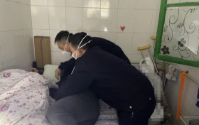 寧強一八旬老人家中不慎摔倒，民警及時救助縮略圖