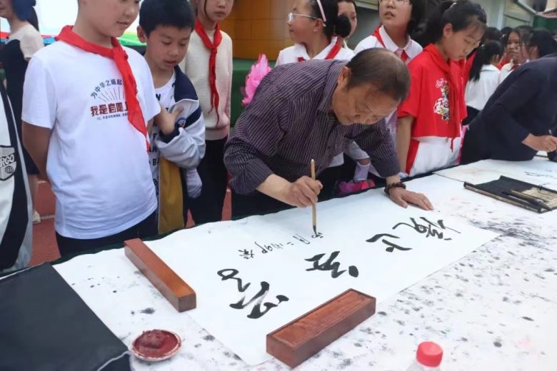 西鄉(xiāng)縣東關小學隆重舉行第八屆“紅梅杯”校園讀書節(jié)系列活動插圖2