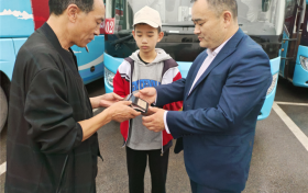 贊~撿拾到一個沉甸甸的錢包，漢中這位同學拾金不昧！縮略圖