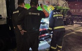 巡邏發(fā)現(xiàn)車(chē)輛自燃 民警消防聯(lián)手滅火縮略圖