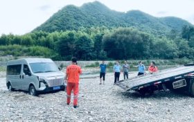 游客駕車被困河道 警民聯(lián)手推車救援縮略圖