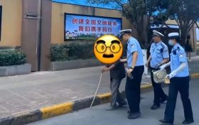 老人暈倒路邊！漢中交警暖心相助縮略圖