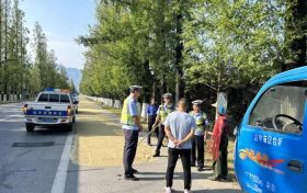漢中交警二大隊(duì)積極治理占道曬糧安全隱患縮略圖