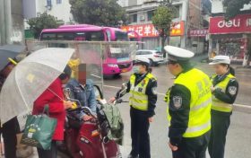 點(diǎn)贊！城固街頭這一幕，暖心→縮略圖