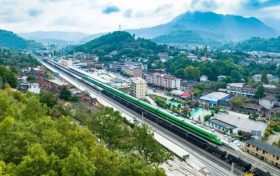 漢中寧強縣：秋景怡人 列車在崇山峻嶺間飛馳縮略圖