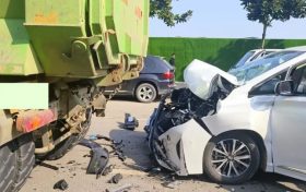 誰(shuí)的鍋？小轎車直直撞上渣土車尾部！一人受傷被困！縮略圖