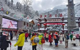 在漢江源景區(qū)，一場(chǎng)美麗的冰雪盛宴正在等著你！縮略圖