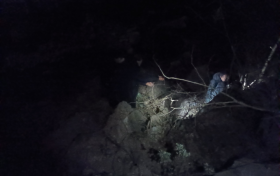 男子酒后墜深溝，漢中民警合力救援縮略圖