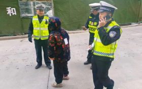 交警助力，讓走失老人安全回家縮略圖