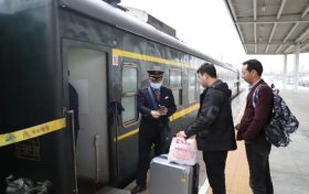 漢中1050名務(wù)工人員乘專列返崗！后期將加開11趟專列→縮略圖