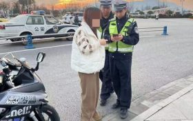 群眾大意丟手機(jī)，交警撿起速歸還縮略圖