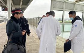 高鐵臨時(shí)停車1分鐘，洋縣西站緊急救護(hù)疾病旅客縮略圖