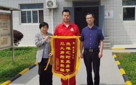 縱身一躍救人 彰顯英雄本色！為程長軍點贊！縮略圖