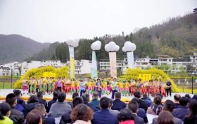 2025年全國春季“村晚”示范展示暨陜南民歌實景劇《風(fēng)起巴山》首演火熱進行中！縮略圖