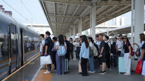 暑運(yùn)啟動(dòng)！漢中車(chē)務(wù)段增開(kāi)多趟列車(chē)→縮略圖